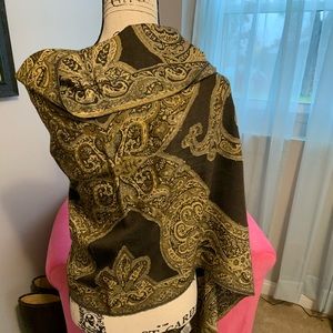 Gold and chocolate with gold metallic thread. Styling forever In.🎄☃️